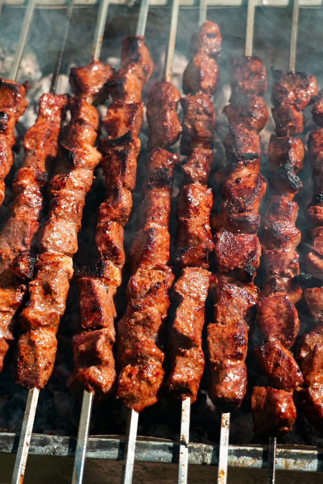 Rinderspieße auf offenem Kohlegrill, von oben aufgenommen