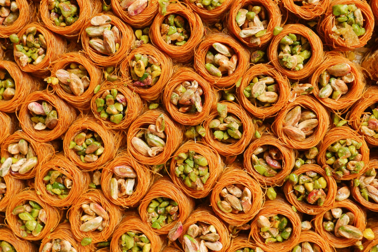 Baklava in Stücke geschnitten, mit Nüssen bestreut