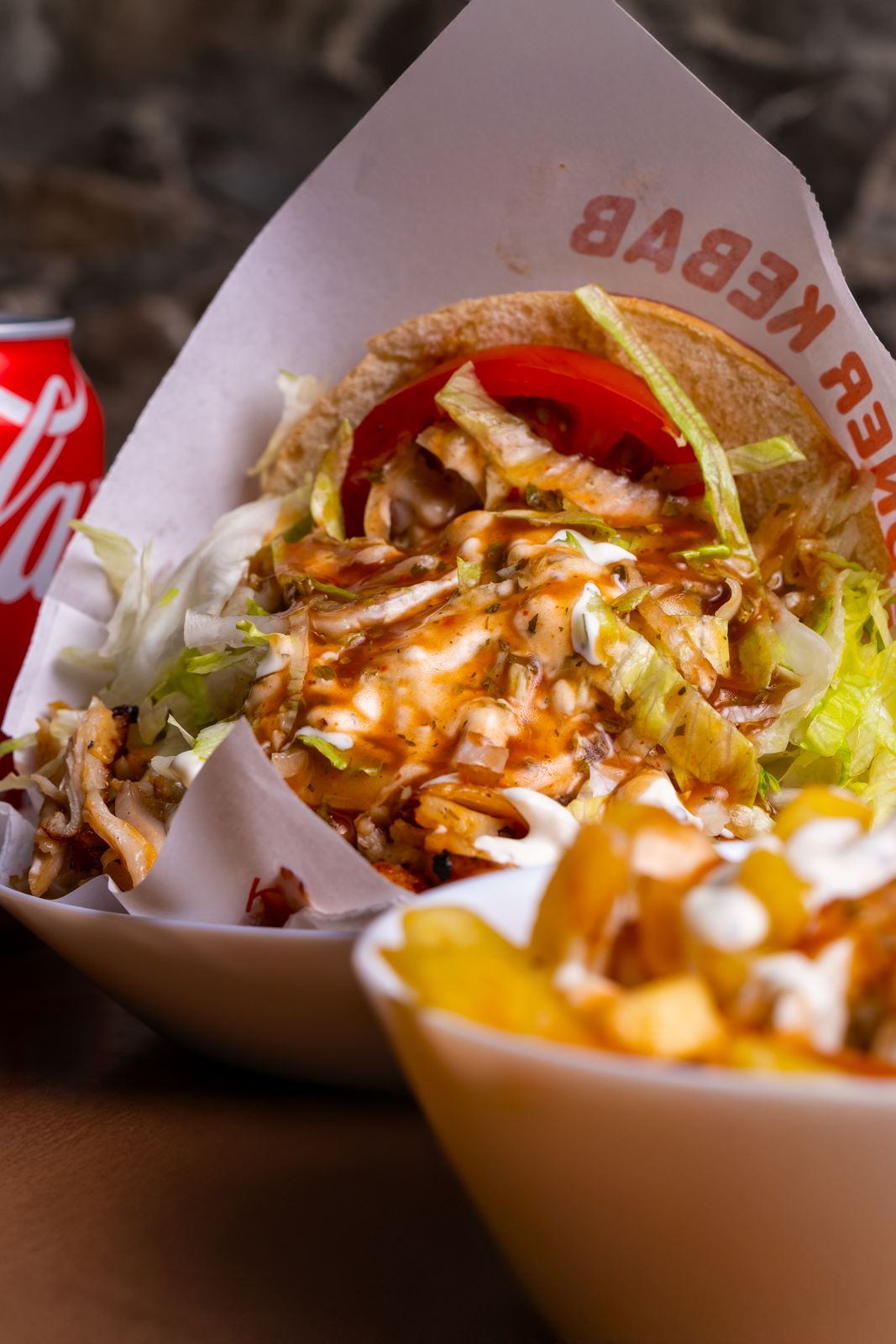 Döner mit Pommes frites und Getränk auf dem Tisch