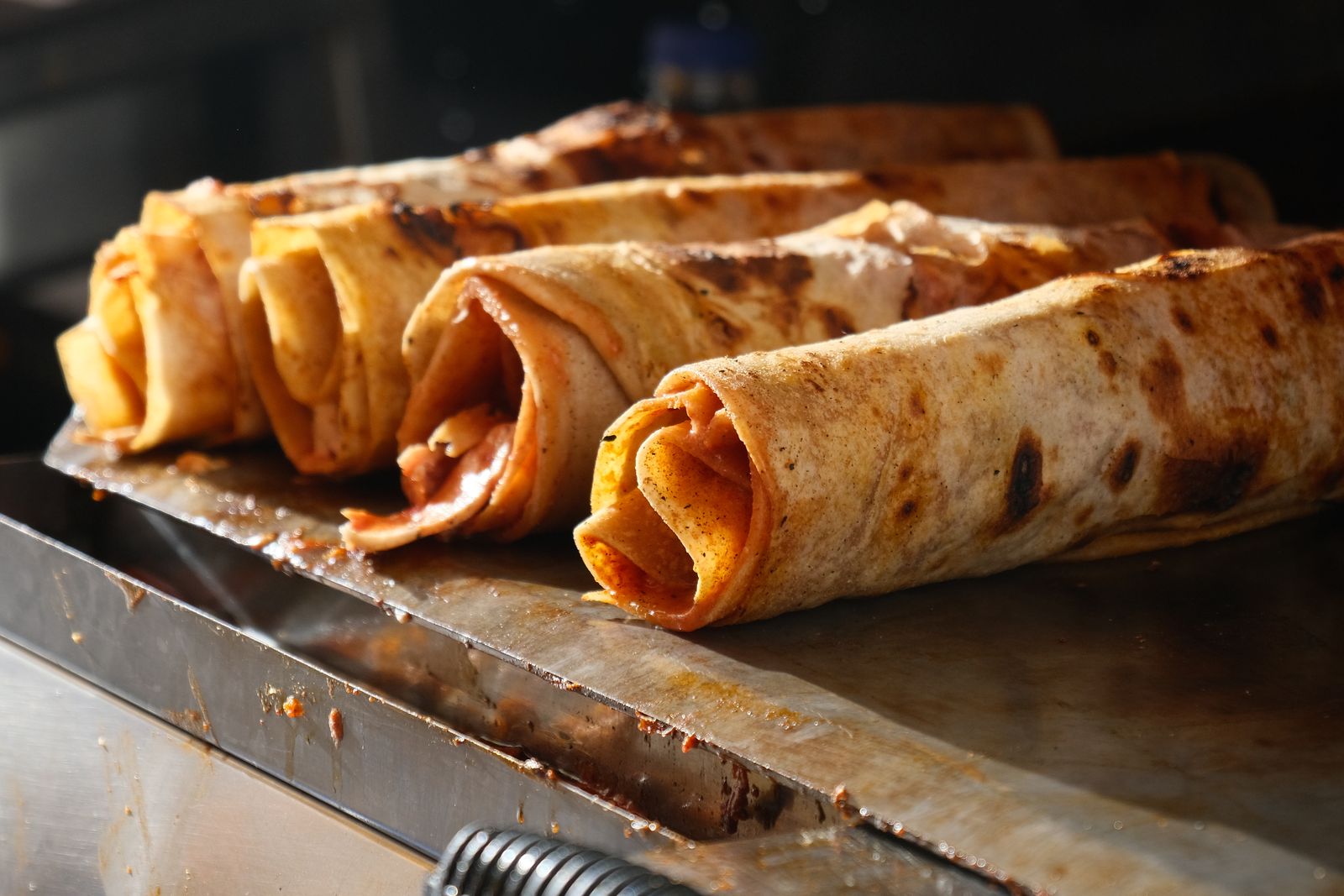 Dürüm-Wraps werden auf der Grillplatte fertig gebacken