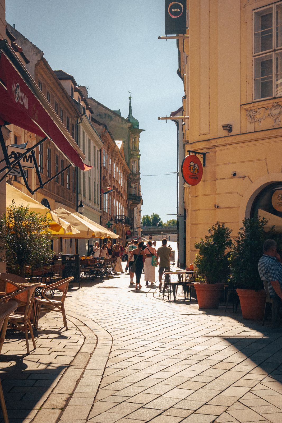 Eingangsbereich eines Lokals mit Fensterfront