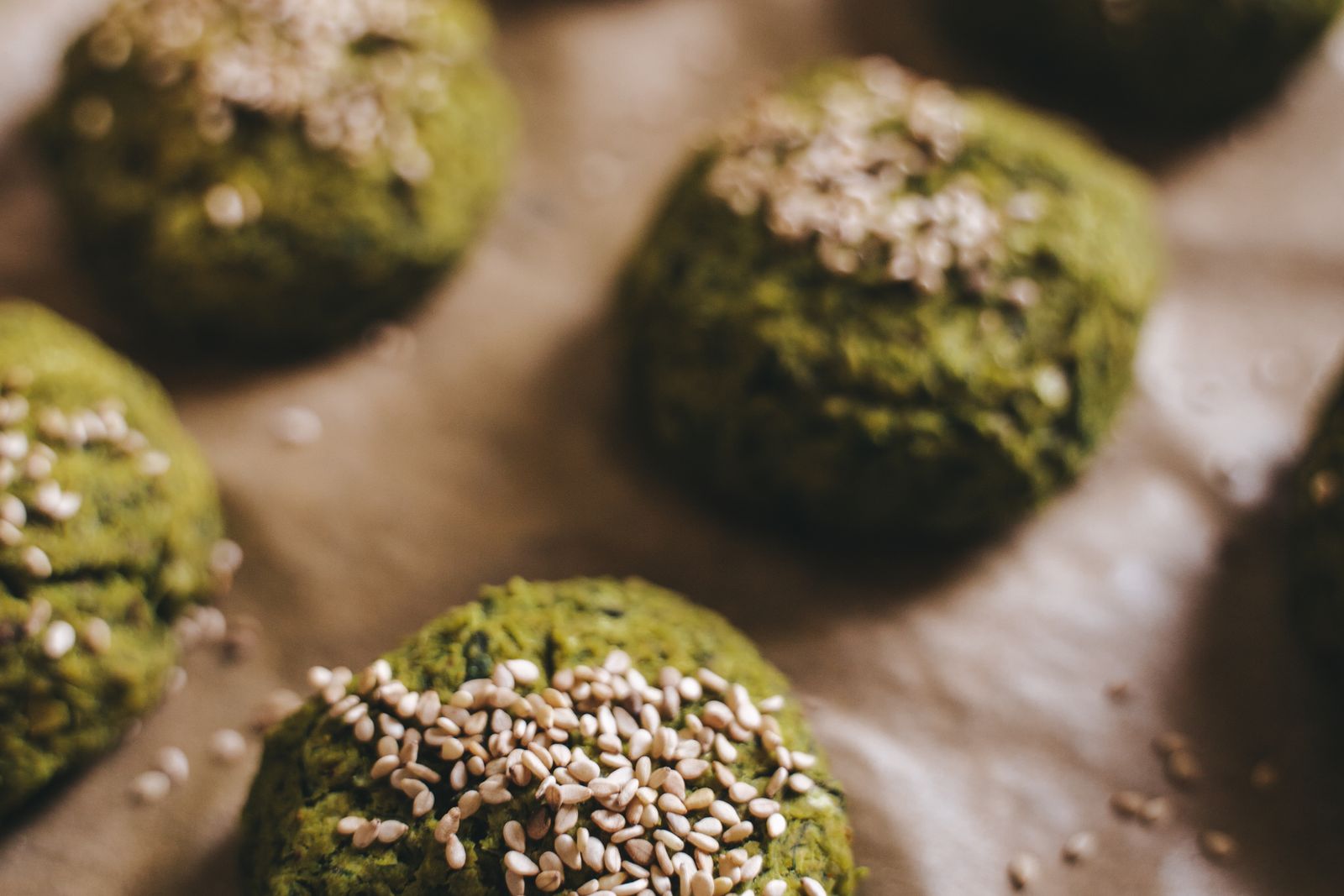 Falafelbällchen mit Dip und frischem Gemüse