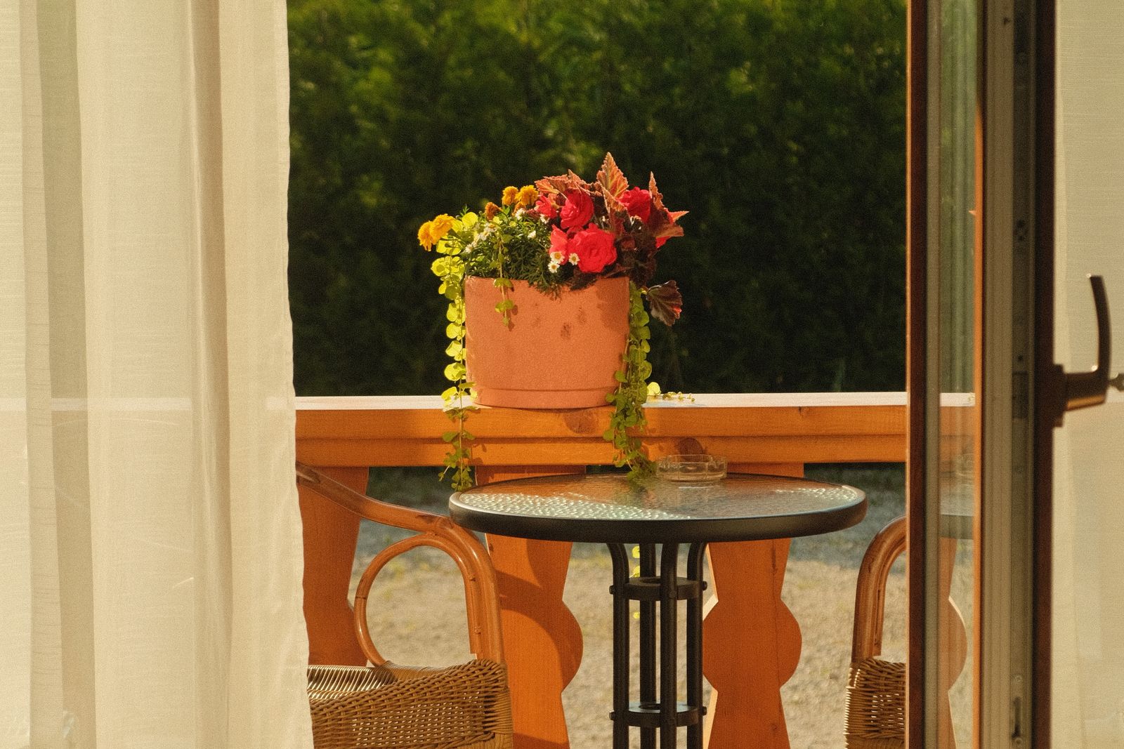 Terrasse mit Tischen und Stühlen im Freien